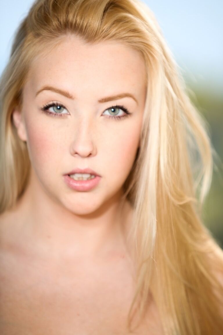 17P Young gal Samantha Rone seductively undresses and poses on the roof