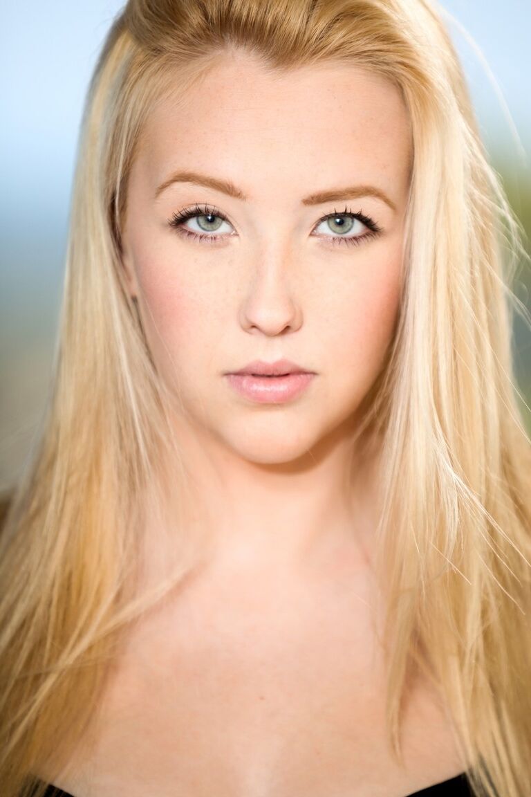 17P Young gal Samantha Rone seductively undresses and poses on the roof