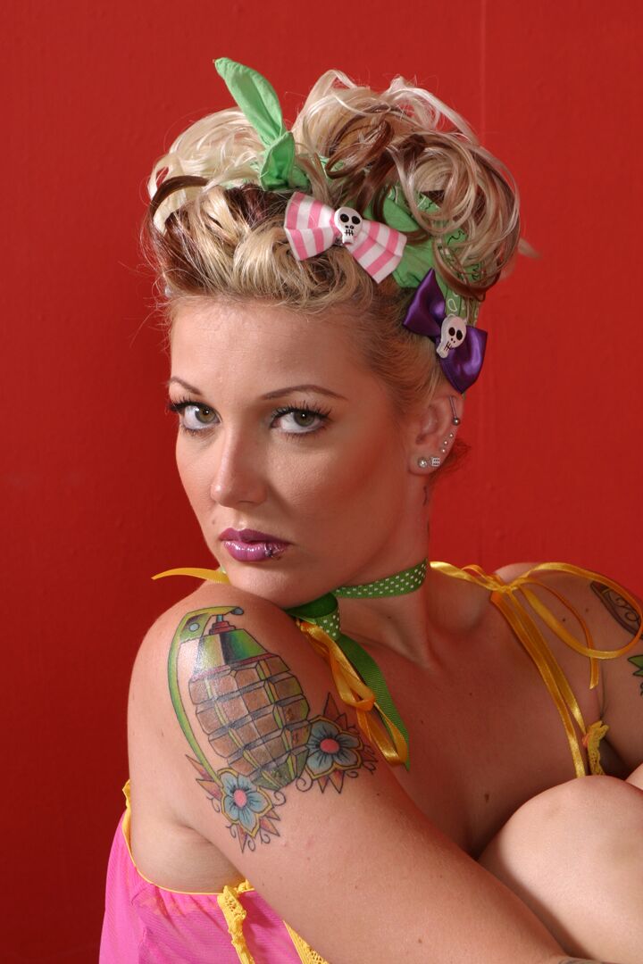 21P La nana encrée Candy Monroe fait boire à son cocu du sperme de bite noire