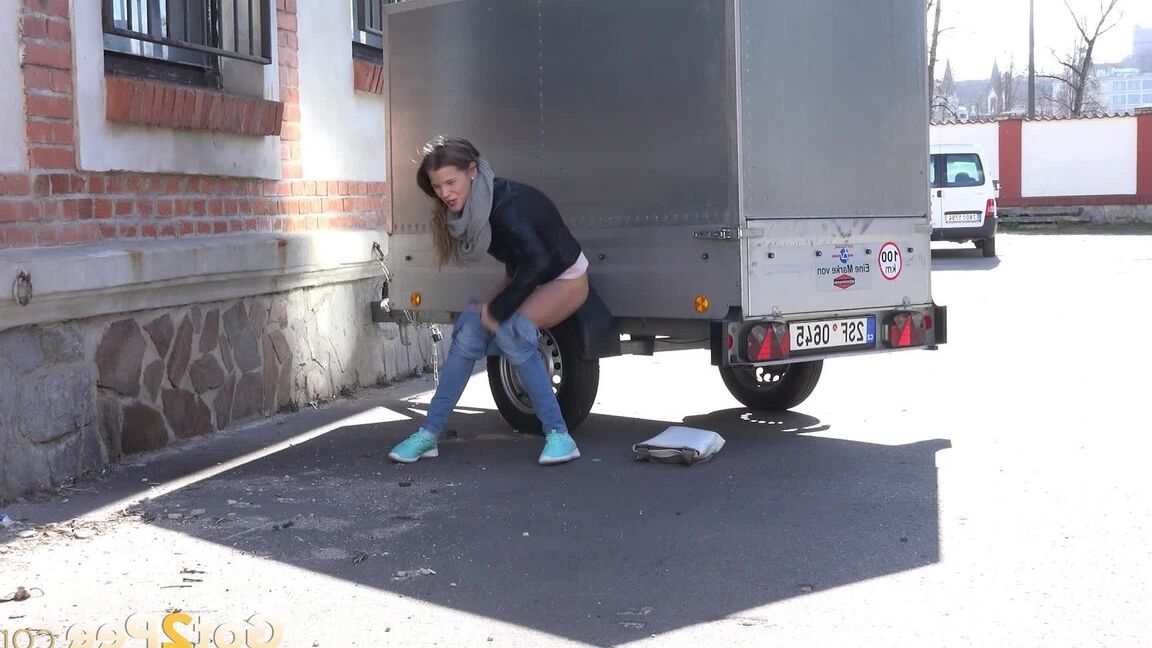 15P Sarah Key can't hold her pee any longer and pisses behind a trailer