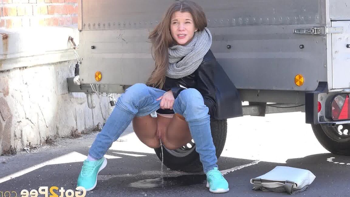 15P Sarah Key can't hold her pee any longer and pisses behind a trailer