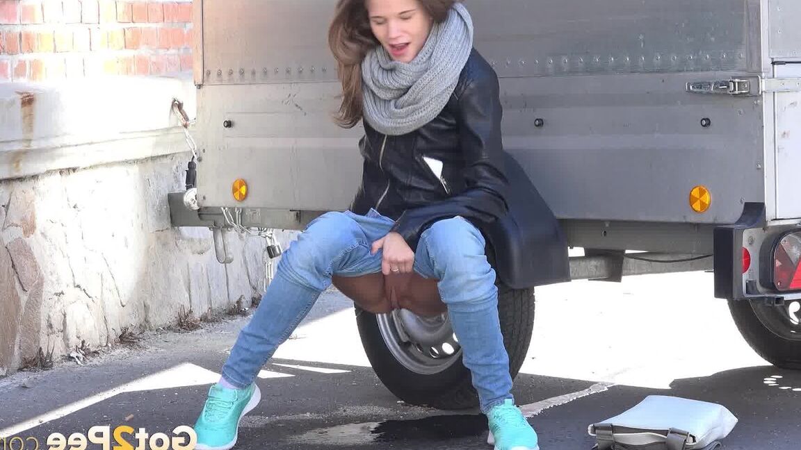 15P Sarah Key can't hold her pee any longer and pisses behind a trailer