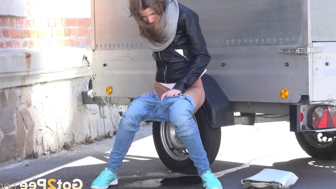 15P Sarah Key can't hold her pee any longer and pisses behind a trailer