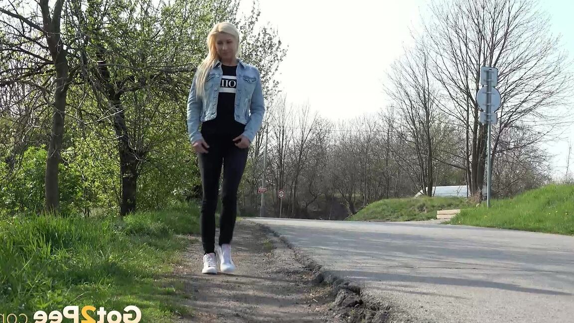 15P Pisse en plein air pour une superbe blonde européenne