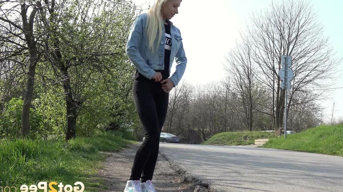 15P Pisse en plein air pour une superbe blonde européenne