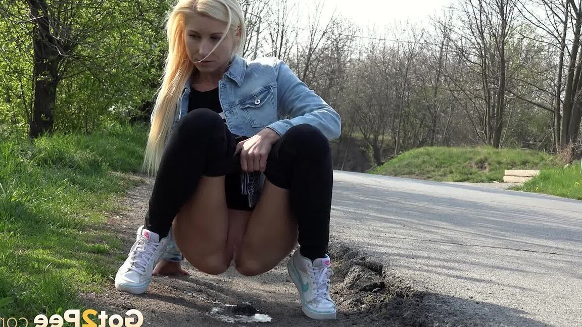 15P Pisse en plein air pour une superbe blonde européenne