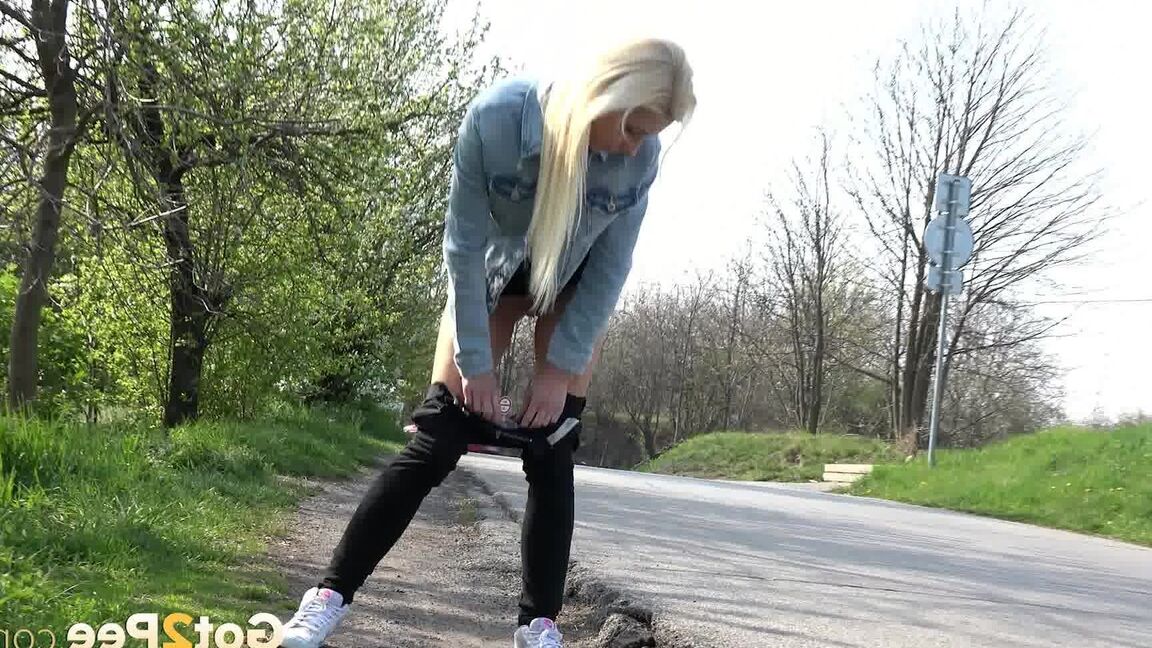 15P Pisse en plein air pour une superbe blonde européenne