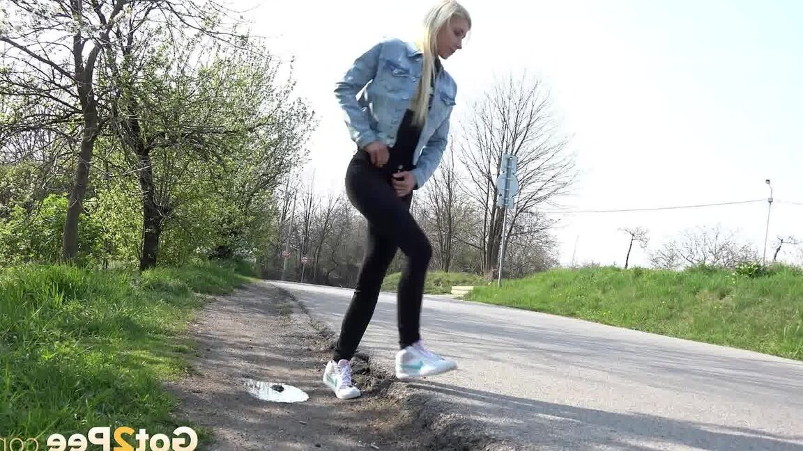 15P Pisse en plein air pour une superbe blonde européenne