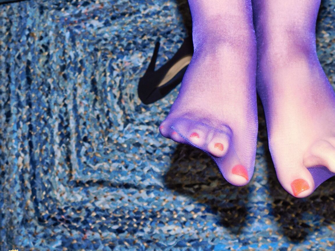 12P Jessica, fille nue, caresse un petit pénis avec ses pieds couverts de bas