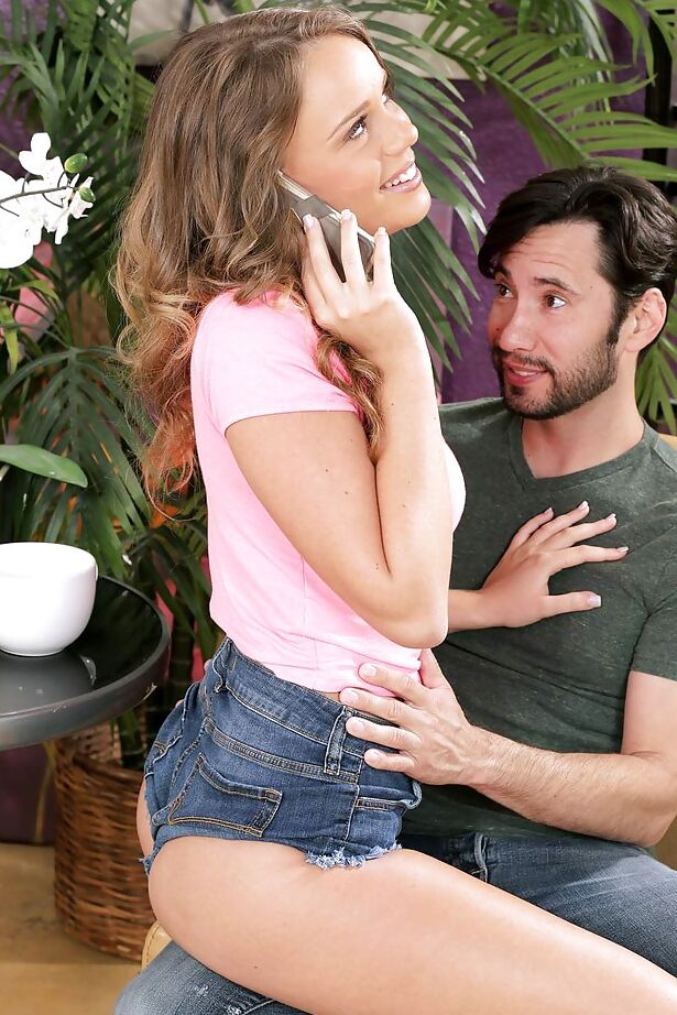 16P Pornstar Alexis Adams tendo seus lindos melões acariciados por um homem