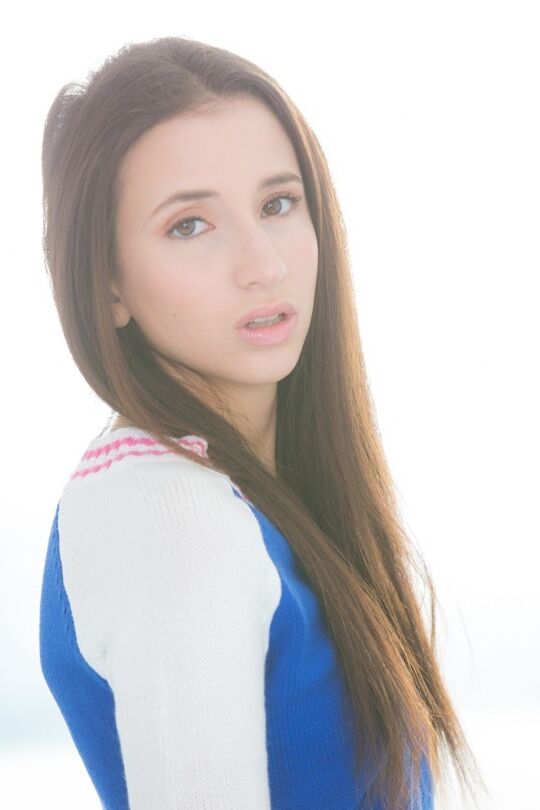 12P Daedal jovencita Belle Knox con tetas pequeñas hace un gran espectáculo de burlas