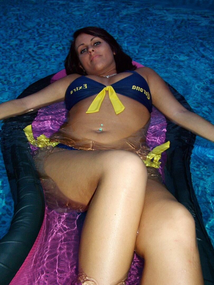 12P Roxy mostra seus peitos empinados em seu biquíni Corona