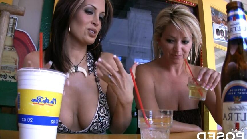 15P La atrevida Nikki Nova se quita las bragas y muestra las tetas en un almuerzo público