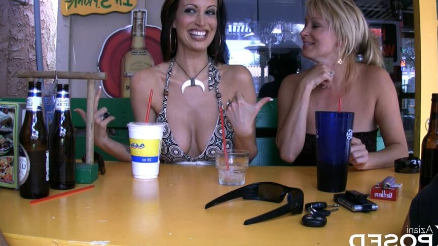15P La atrevida Nikki Nova se quita las bragas y muestra las tetas en un almuerzo público