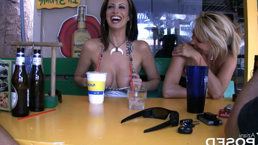 15P La atrevida Nikki Nova se quita las bragas y muestra las tetas en un almuerzo público