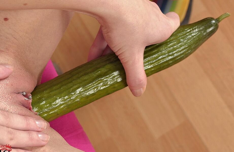 16P La apetitosa estrella porno Thalía se folla el coño perforado con un pepino enorme