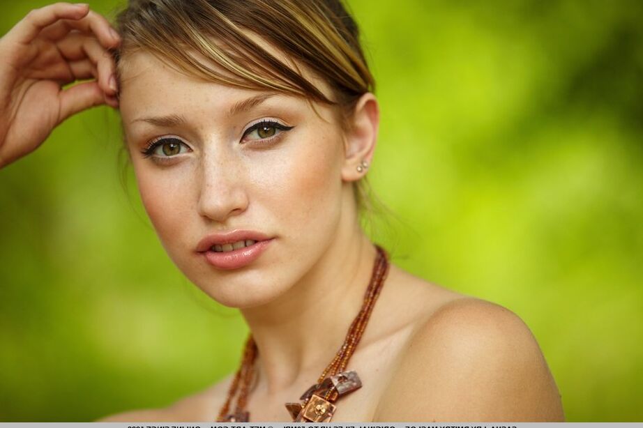 18P La modelo solista Sasha J luce el pelo corto mientras se desnuda en el bosque