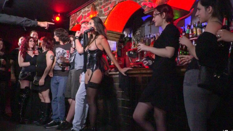 15P A morena Frida Sante faz sexo em um clube gótico underground