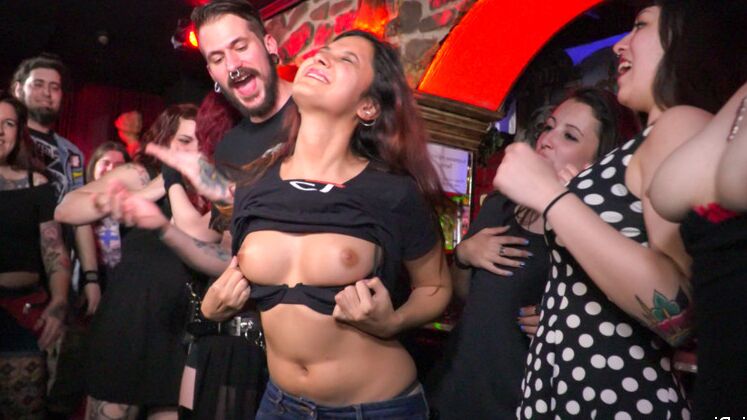 15P A morena Frida Sante faz sexo em um clube gótico underground