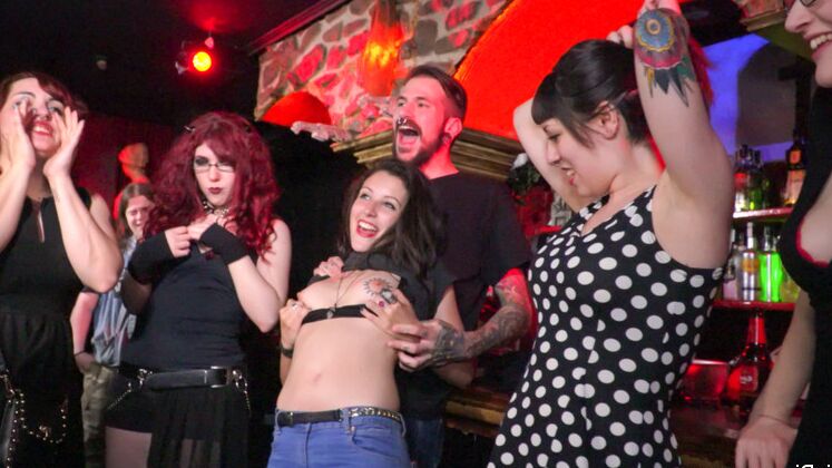15P A morena Frida Sante faz sexo em um clube gótico underground
