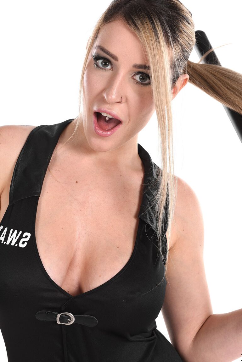 15P Marica Chanelle, miembro del equipo SWAT rubia sucia, estaciona su coño en una porra