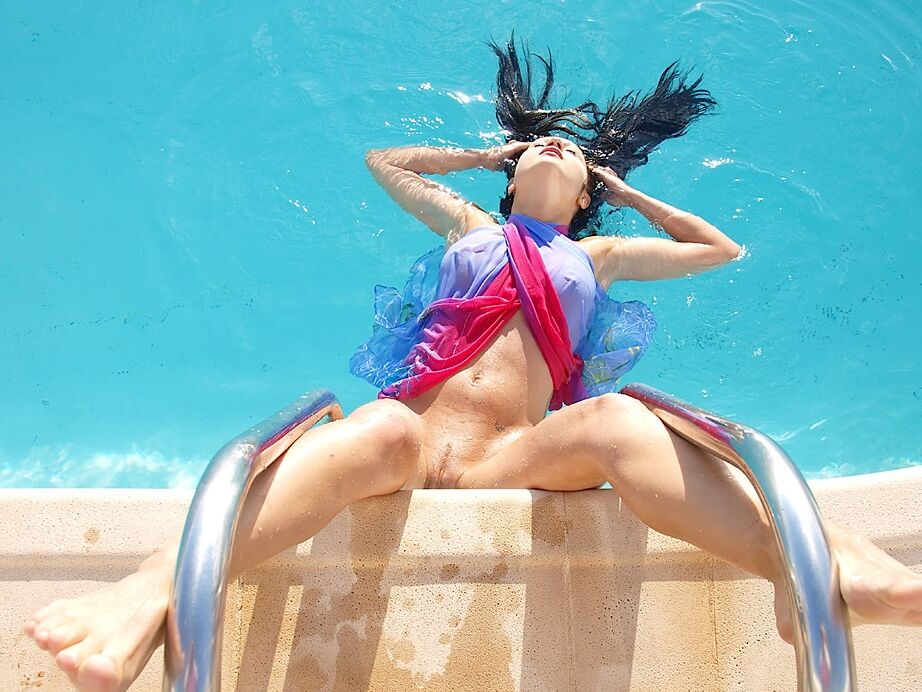 16P Une amatrice brune incroyablement sexy avec de longues jambes s'amuse dans une piscine nue