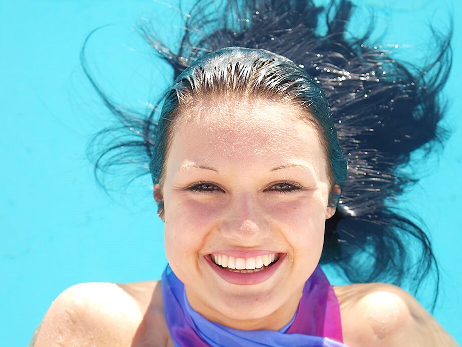 16P Une amatrice brune incroyablement sexy avec de longues jambes s'amuse dans une piscine nue