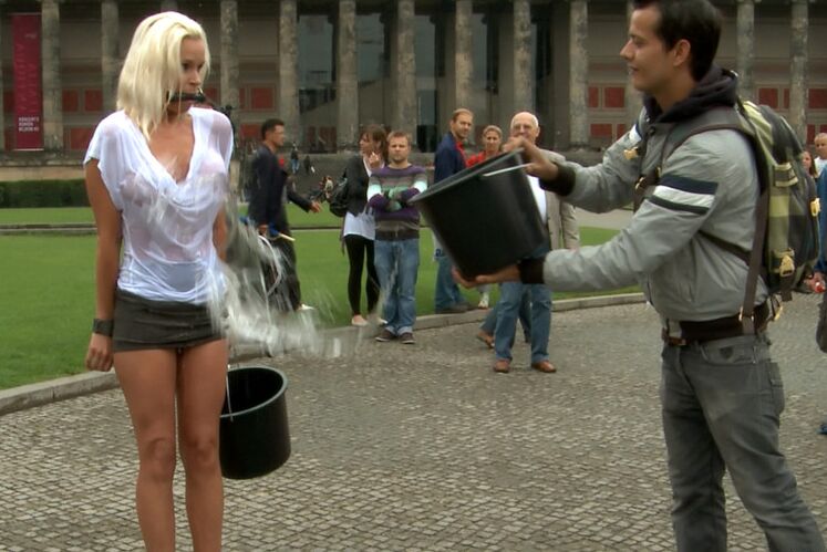 10P Menina loira anda nua pelas ruas da cidade antes do sexo em público