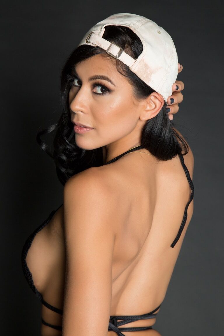 17P La bimbo de piernas largas Heather Vahn luce increíble con su sexy lencería de encaje