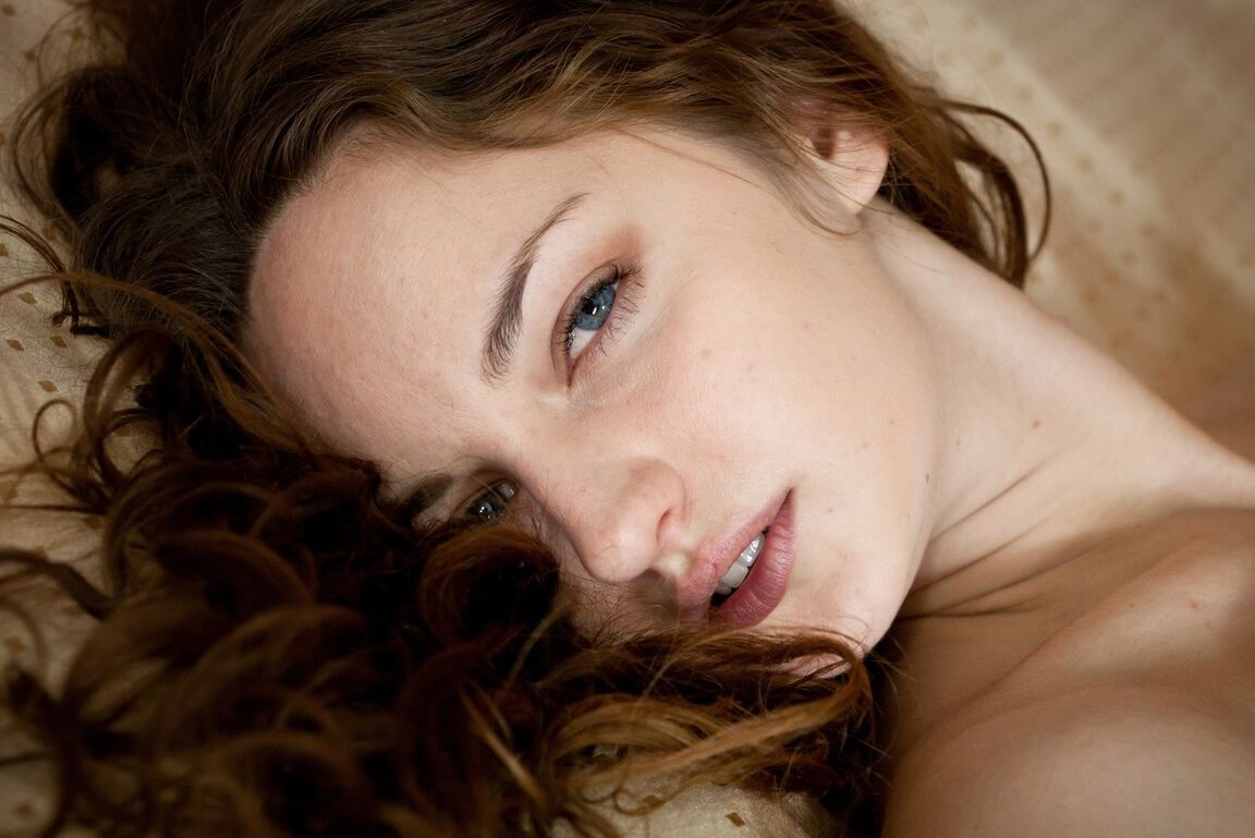 13P Brünette mit sexy Augen öffnet die Beine ihrer Frau und zeigt ihren haarigen Busch
