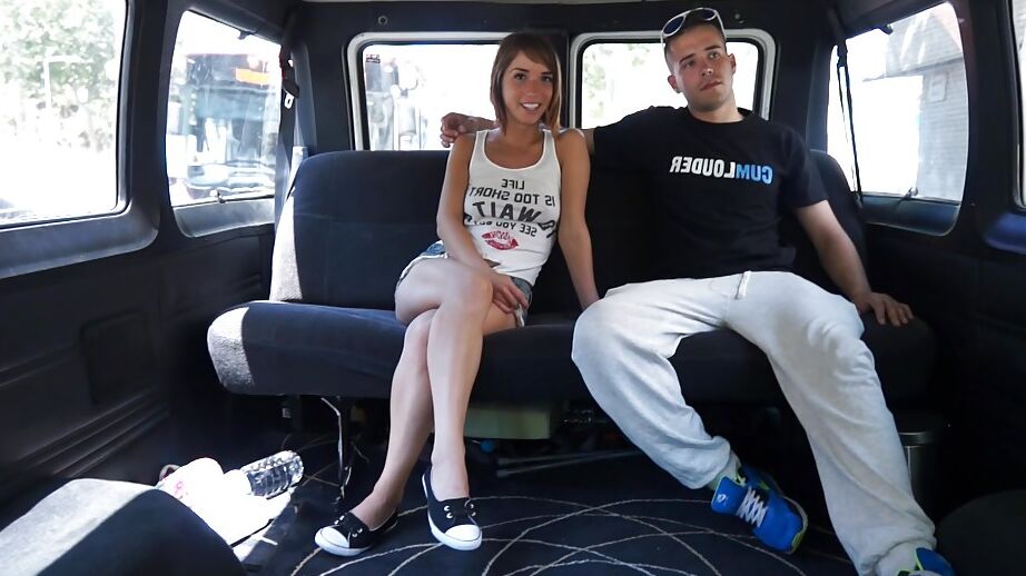 Das 16P-Reality-Girl Tina Hot lutscht in engen Shorts einen großen Schwanz in ihren Arsch