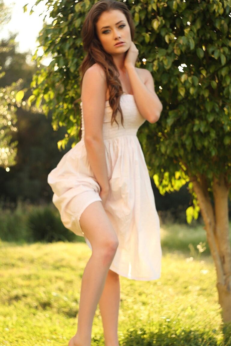 21P A britânica Jess Impiazzi tira seu vestido glamoroso para posar nua ao ar livre