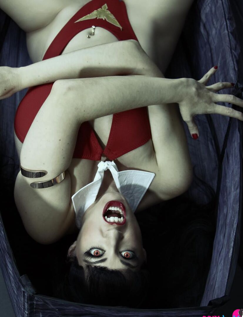 12P La vampire brune et sexy Kayla Kiss montre ses gros seins ronds en talons hauts.