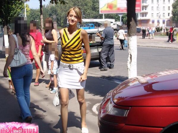 15P Nena de grandes tetas con ropa sexy posando al aire libre