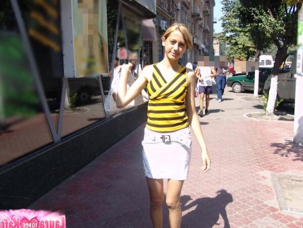 15P Nena de grandes tetas con ropa sexy posando al aire libre