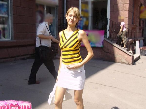 15P Nena de grandes tetas con ropa sexy posando al aire libre