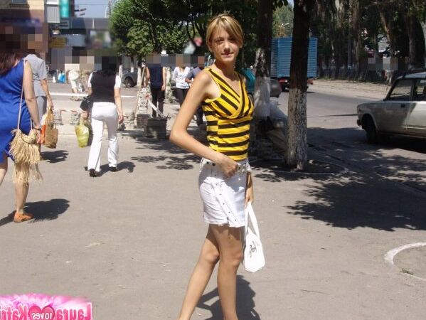15P Nena de grandes tetas con ropa sexy posando al aire libre