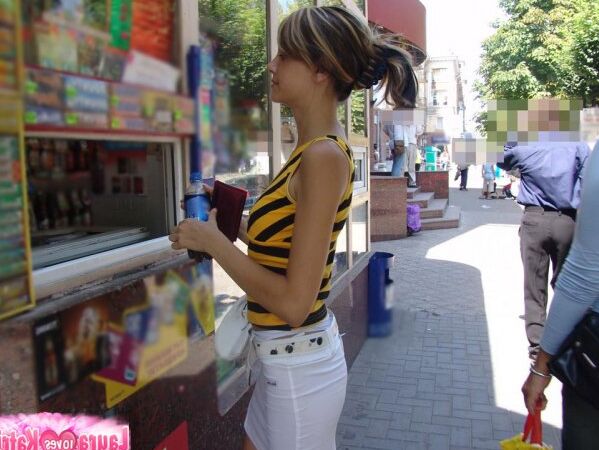 15P Nena de grandes tetas con ropa sexy posando al aire libre