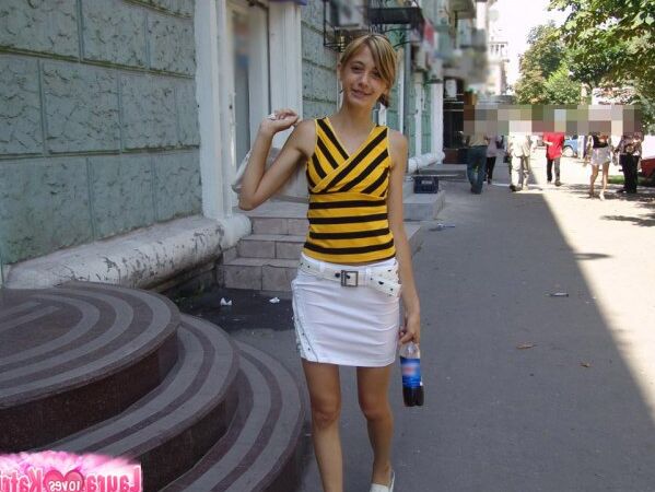 15P Nena de grandes tetas con ropa sexy posando al aire libre
