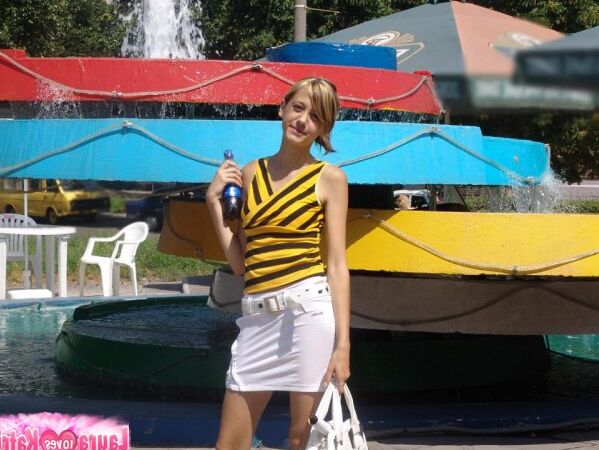 15P Nena de grandes tetas con ropa sexy posando al aire libre