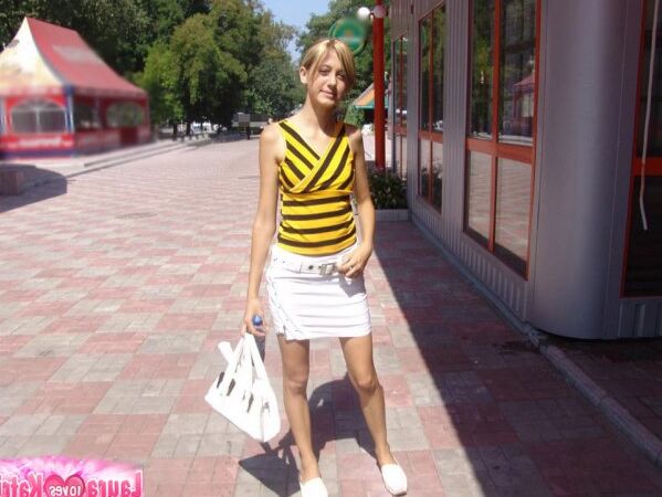 15P Nena de grandes tetas con ropa sexy posando al aire libre