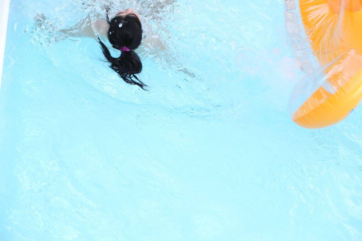 21P A adolescente tcheca Lady Dee revela seus peitos minúsculos e posa nua na piscina