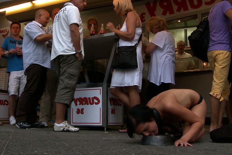 12P Morena desnuda es humillada en público antes de tener sexo al aire libre en régimen bondage