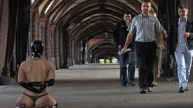 11P Rubia desnuda es humillada en público antes de ser obligada a follar