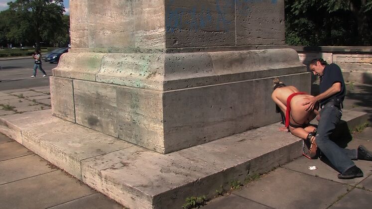 11P Rubia desnuda es humillada en público antes de ser obligada a follar