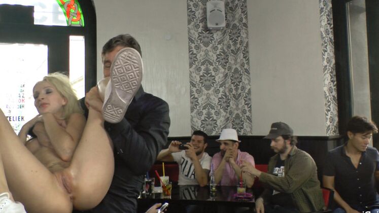 15P Loira pequena leva uma surra antes de ser submetida a sexo em público