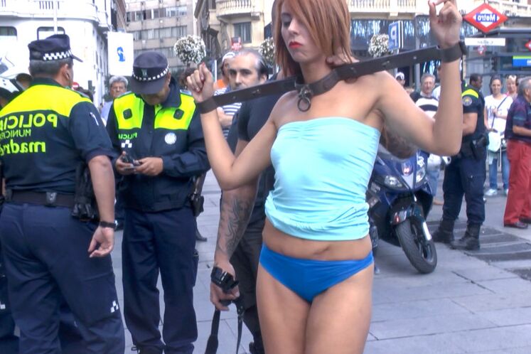 15P 赤毛の奴隷が公の場でセックスする前にボンデージ姿で街中をパレードされる