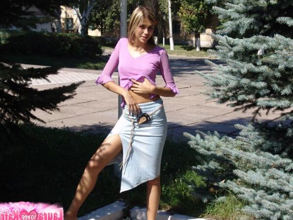 10P Tight bodied katrina loves flashing in public