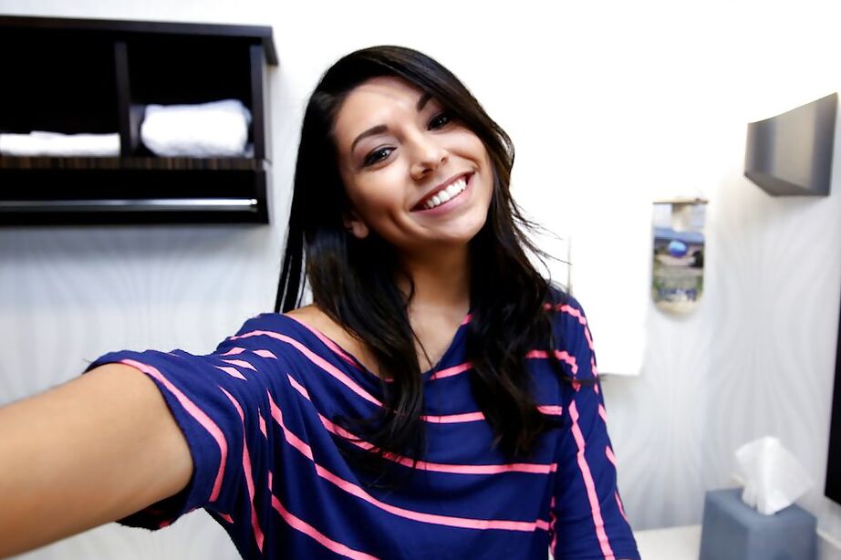 16P Cariño amateur sonriente haciendo selfies y mostrando su coño afeitado