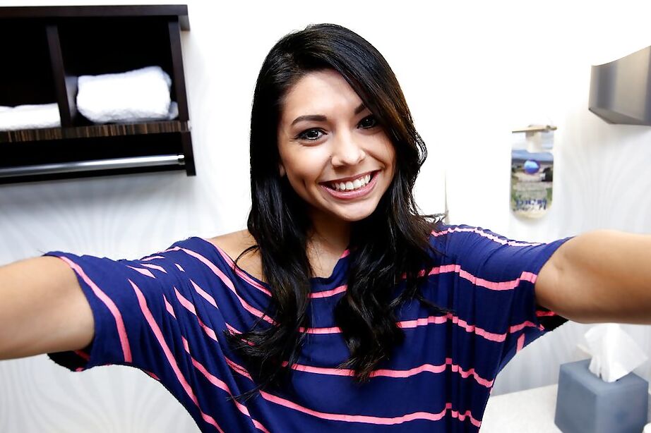 16P Cariño amateur sonriente haciendo selfies y mostrando su coño afeitado